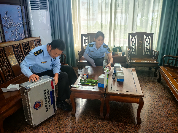 执法人员对食材开展快速检测(徐晓凤 摄).jpg