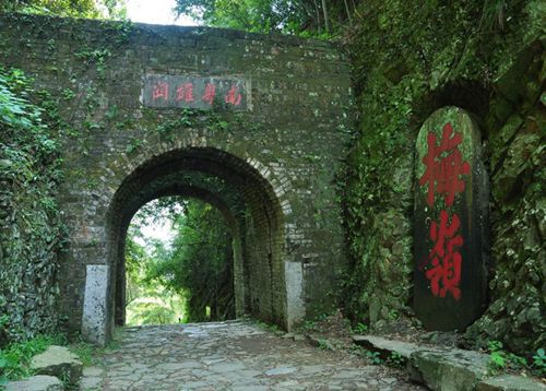 南雄梅岭关楼 - 副本.jpg